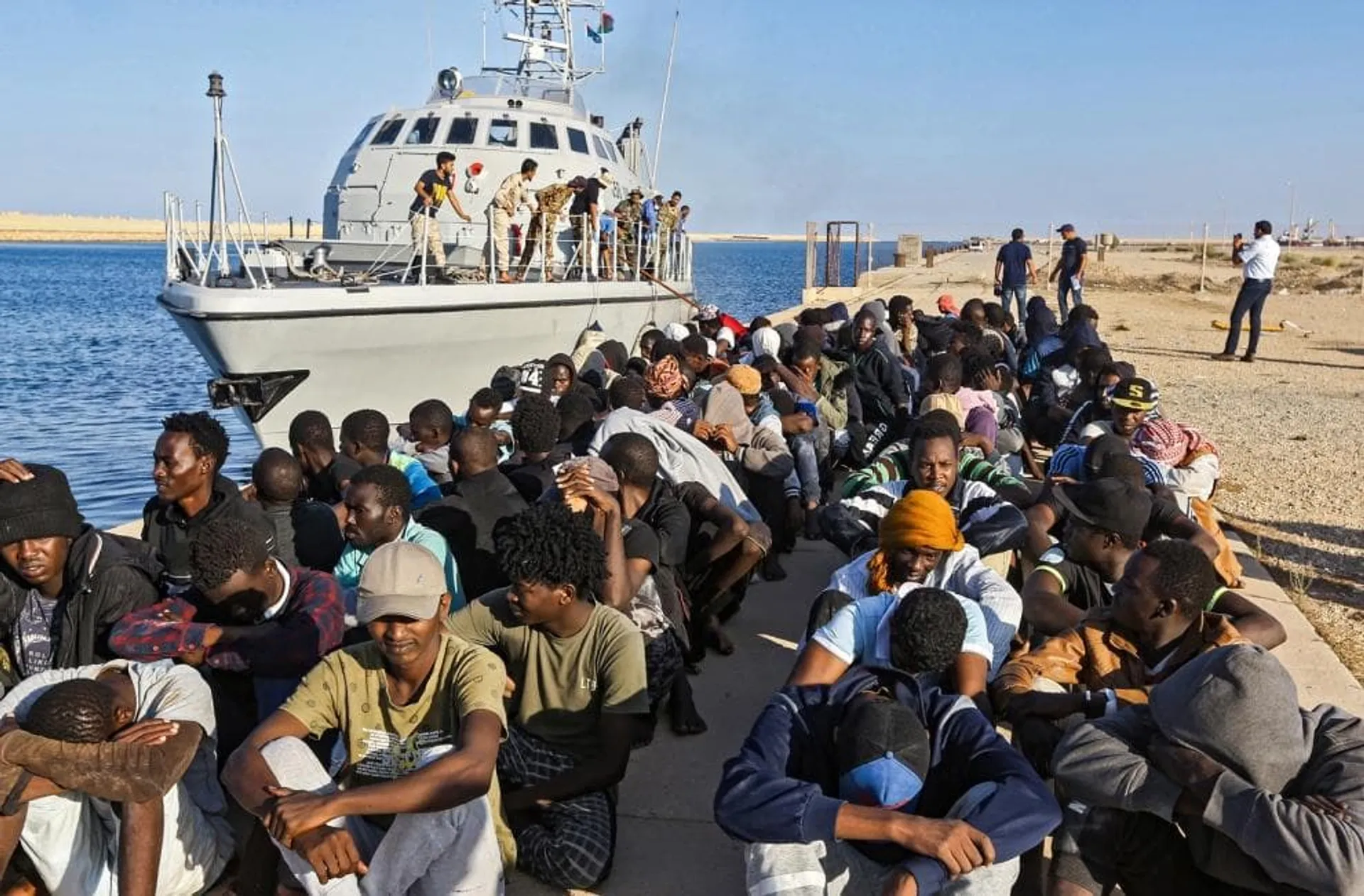 Migranti riportati a terra dalla Guardia costiera libica a Khoms