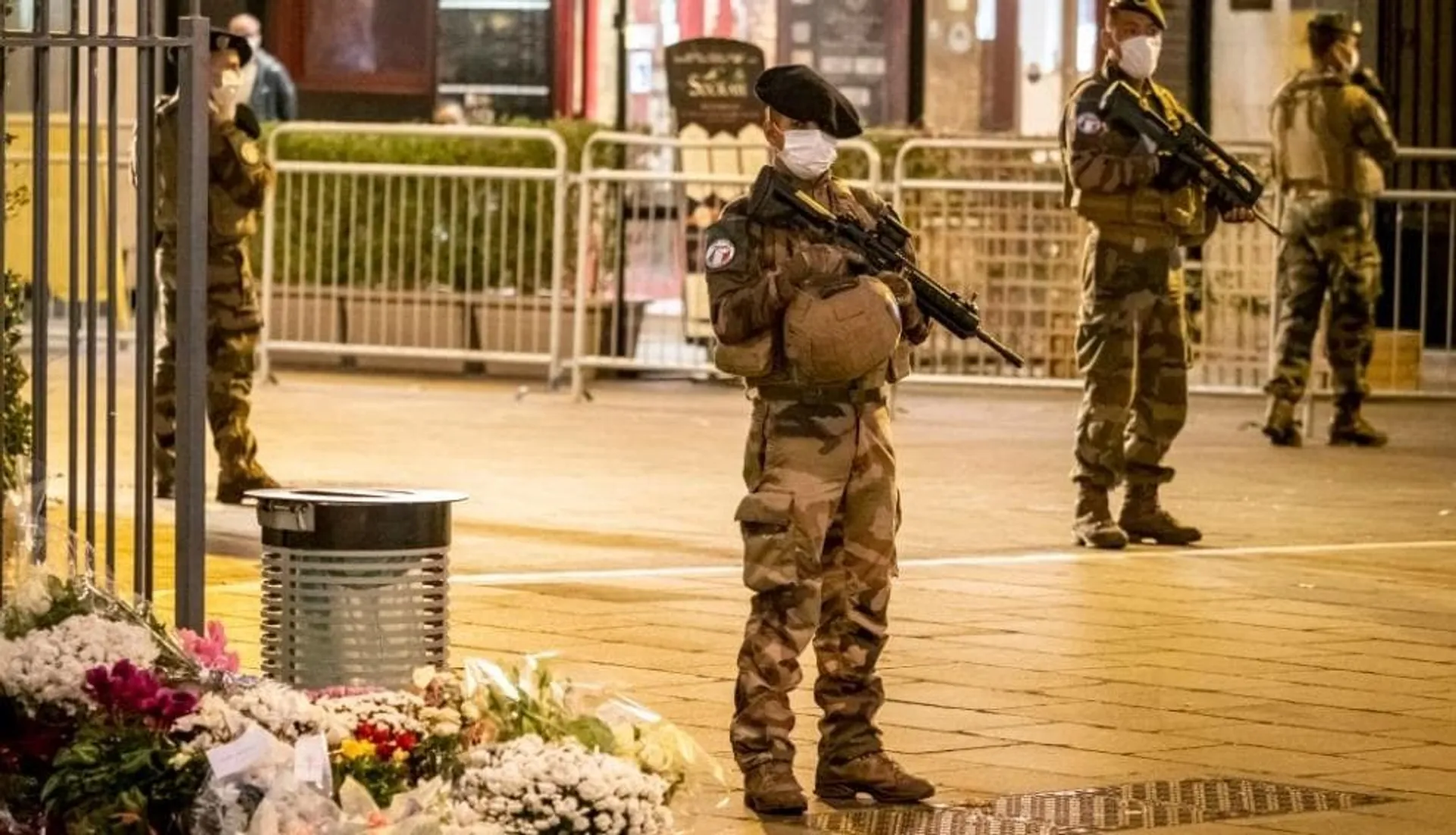 Militari schierati vicino al luogo degli attentat di Nizza