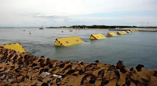 Bocca di Porto di Chioggia: vengono alzate le schiere delle 19 paratoie del Mose