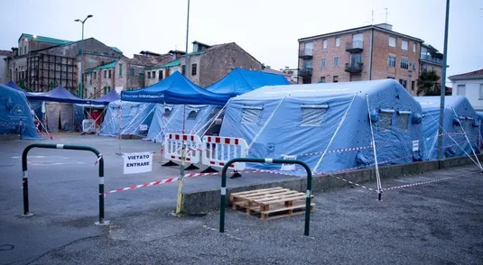 Il pre-triage davanti all'ospedale di Padova