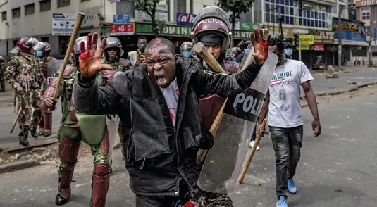 Un manifestante viene arrestato dopo essere stato ferito dalla polizia a Nairobi