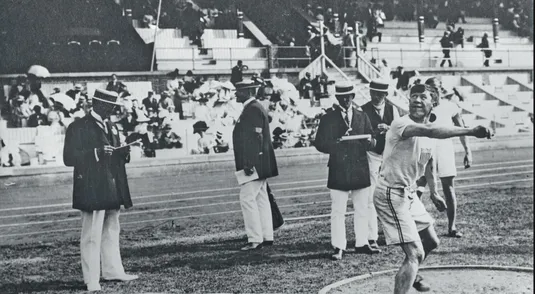 STOCCOLMA 1912Thorpe lancia il martello a Stoccolma nelle Olimpiadi del 1912.Vinse l’oro nel Pentathon e nel Decathlon