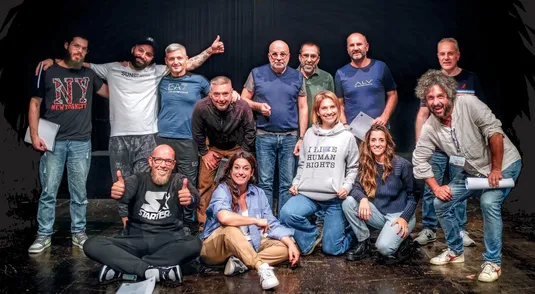 Il gruppo di attori che ha messo in scena lo spettacolo “Coraggio senza confini” nel carcere di Rebibbia, a Roma