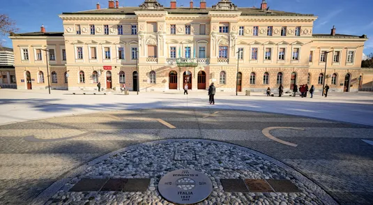 Trg Evrope (Piazza Europa) con il confine italo-sloveno che attraversa la piazza