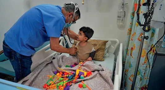 Mohammed Najajreh, primario del reparto oncologico dell’ospedale Beit Jala di Betlemme, mentre visita un piccolo paziente