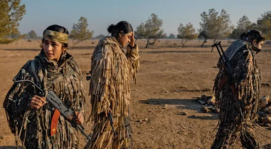 Combattenti delle milizie Ypj si esercitano in un campo ad Al-Hasakah, in Siria