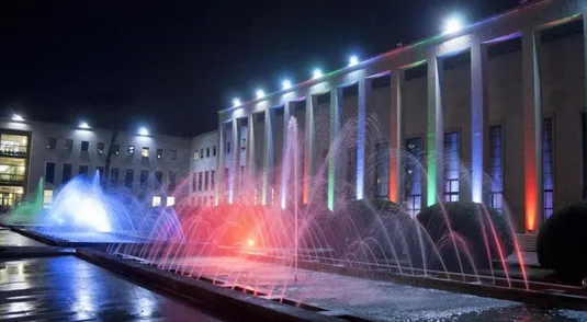 Il palazzo delle fontane all'Eur di Roma illuminato per la cena del Pd