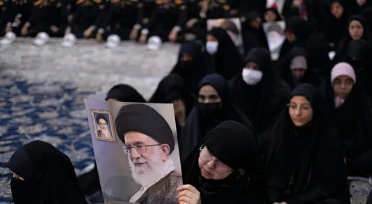 Un cartellone con il ritratto del leader supremo iraniano, l’ayatollah Ali Khamenei, nel centro di Teheran, nel febbraio 2023