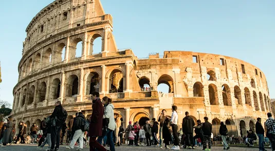 Turisti al Colosseo il 1° gennaio scorso. Nella Capitale l’emergenza abitativa è grave, soprattutto con il flusso di visitatori per il Giubileo