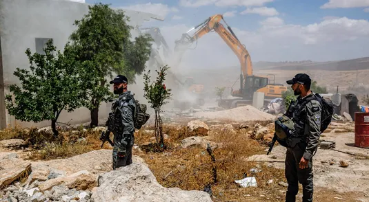 Le autorità israeliane radono al suolo alcune abitazioni del villaggio di Al-Jawaya, nella zona di Masafer Yatta