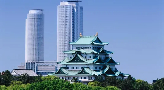 Il castello di Nagoya, sullo sfondo le Central Towers