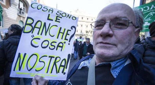  Risparmiatori truffati dalle banche manifestano davanti alla sede della Consob