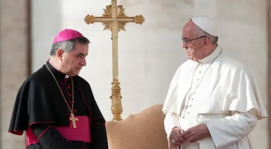 Angelo Becciu con papa Francesco nel 2017