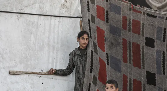 Bambini tra le tende che ospitano gli sfollati palestinesi interni che affollano la spiaggia e la costa mediterranea, nel mezzo della guerra israeliana in corso a Gaza