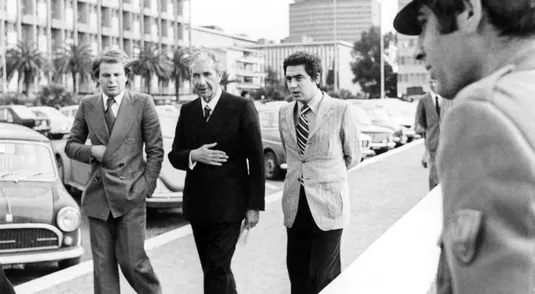 1977 Roma, l'onorevole Aldo Moro con la sua scorta, davanti a palazzo Sturzo