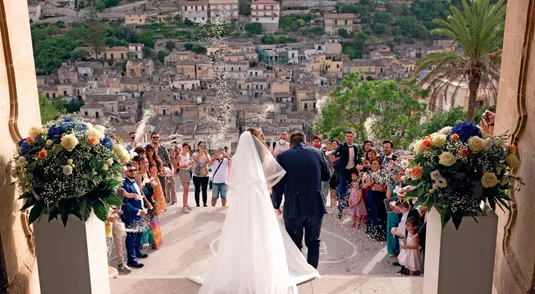 IL FATIDICO Sì Una coppia festeggia il proprio matrimonio a Modica, nel Ragusano