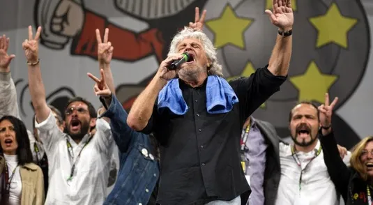 Beppe Grillo al termine di un comizio elettorale