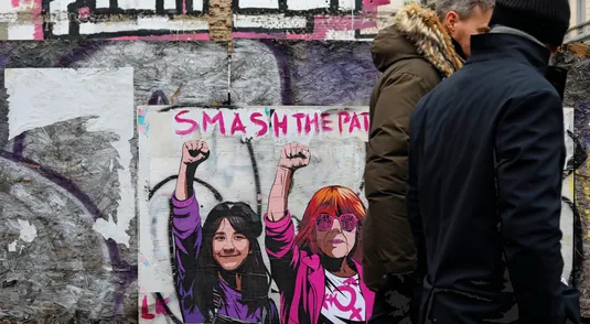 Il murales di Laika dal titolo “Smash the patriarchy”, con raffigurate Giulia Cecchettin e Gisele Pelicot 