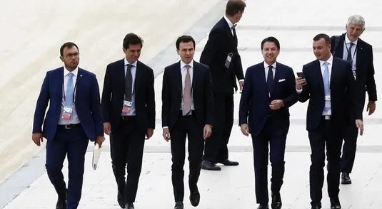 Lo staff di Conte durante il G7 a Biarritz: da sinistra Chieppa, Goracci, Conte, Casalino e Benassi