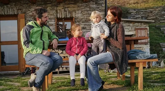 Fabrizio Favaro con la moglie e i figli nati a Ostana (CN). Piccolo comune della valle Po, noto per il progetto di recupero e di  riqualificazione del patrimonio architettonico storico.