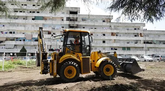 I lavori per l'abbattimento della Vela G di Scampia