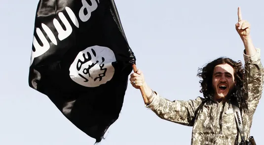<p>Militante con la bandiera nera dell&#39;ISIS</p>
