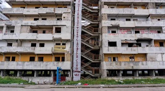 «Da qui è iniziato tutto. Ciao bella ciao»: è lo striscione del Comitato Vele di Scampia su quella gialla, sgomberata a dicembre 2024