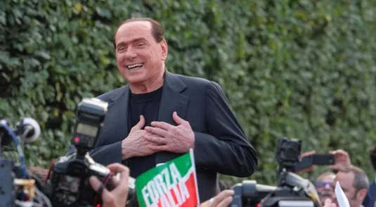 Silvio Berlusconi davanti villa San Martino ad Arcore