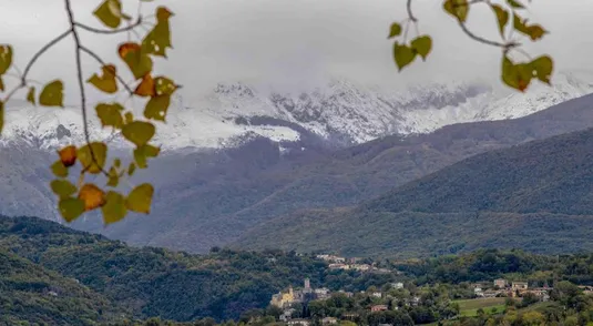 Prima nevicata stagionale sul monte Terminillo. I primi fiocchi, complice il crollo delle

temperature delle ultime ore, sono cominciati a cadere nella

tarda serata di ieri imbiancando il centro abitato e le due

vette principali. Rieti 22 ottobre 2018.  La neve è ben visibile oggi dal Reatino e anche da alcune zone di Roma. ANSA/FRANCESCO PATACCHIOLA  