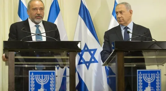 Avigdor Lieberman (a sinistra) con il primo ministro Benjamin Netanyahu