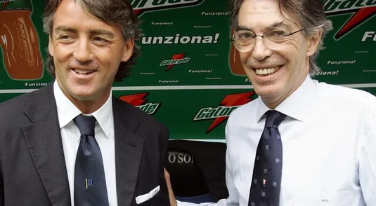 Massimo Moratti in panchina con l'allenatore Roberto Mancini