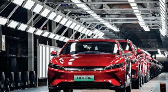 Auto della Byd nel sito di produzione di Shenzhen. Nel 2024 la casa cinese ha venduto oltre 4 milioni di veicoli