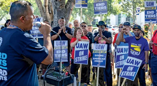 Lavoratori dello stabilimento Mopar del gruppo Stellantis di Ontario, California, durante uno sciopero.