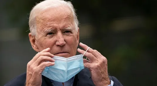 CHESTER, PA - OCTOBER 26: Democratic presidential nominee Joe Biden puts on a face mask while speaking to reporters at a voter mobilization center on October 26, 2020 in Chester, Pennsylvania. In Pennsylvania, Tuesday, October 27 is the last day to request a mail-in ballot or to vote early in person. (Photo by Drew Angerer/Getty Images)