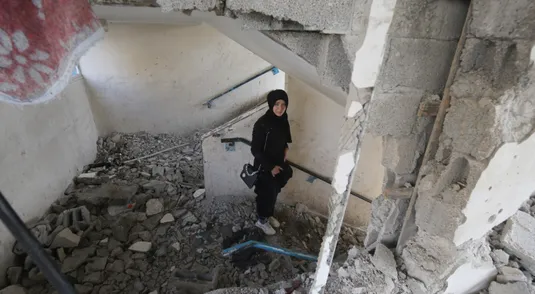 Nusairat, palestinesi ispezionano l'edificio danneggiato a seguito di un attacco aereo israeliano su una scuola delle Nazioni Unite UNRWA, che ospitava sfollati . 40 morti tra cui 14 bambini e 9 donne