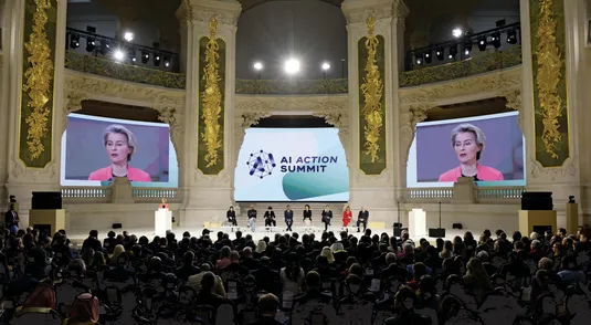 Ursula von der Leyen ha annunciato investimenti da 200 miliardi di euro durante l’AI Action Summit 2025 di Parigi