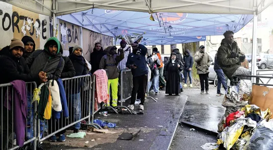 Migranti costretti a lunghe code fuori dalla Questura di Torino, lo scorso gennaio