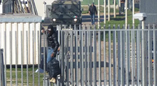 Bari, la fuga dal centro sotto gli occhi dei militari