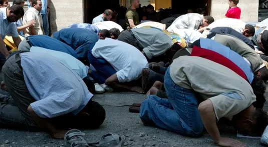 La preghiera nella moschea di via Jenner a Milano