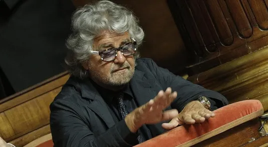 Beppe Grillo assiste in tribuna ospiti in Senato durante l'esame del DDL sulle Riforme, Roma 15 Luglio 2014. ANSA/GIUSEPPE LAMI