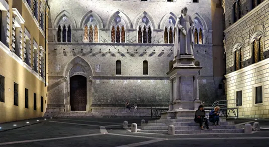 Siena, piazza Salimbeni, sede della banca Monte dei Paschi