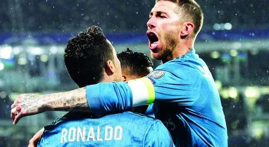 Sergio Ramos abbraccia Ronaldo dopo il gol contro la Juve