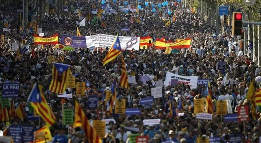 La folla manifesta a Barcellona dopo l'attentato del 17 agosto