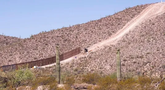 Muro in costruzione su Monument Hill, al confine tra Messico e Stati Uniti all’interno dell’Organ Pipe Cactus National Monument, Arizona, Stati Uniti.