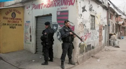 La polizia brasiliana durante un'operazione all'interno di una malfamata favela di Rio