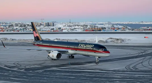 L’aereo di Donald Trump all’aeroporto di Nuuk in Groenlandia in occasione di una visita lo scorso gennaio