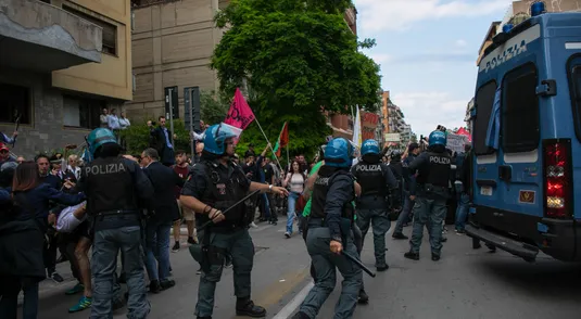 23/05/2023 Palermo, tensione alla commemorazione della strage di Capaci, il corteo di studenti e sindacati è stato caricato dalla polizia. Attimi di tensione e sfondamento del cordone nei pressi dell'Albero Falcone.