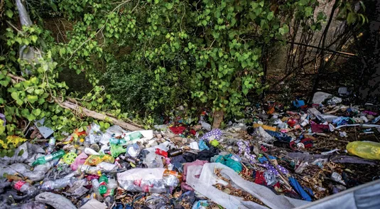 SCARTI D’ORO Una discarica abusiva. Secondo Legambiente, il traffico illecito di rifiuti in Italia muove circa 8,8 miliardi di euro all’anno