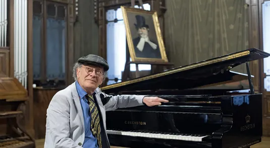 Raimondo Campisi, uno dei musicisti in pensione residenti a Casa Verdi, a Milano