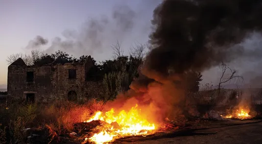 Un incendio di rifiuti tossici nei pressi di Giugliano, comune nel Napoletano. Il 30 gennaio la Corte europea dei diritti dell’uomo ha condannato l’Italia con una sentenza storica per “non aver protetto la vita degli abitanti”